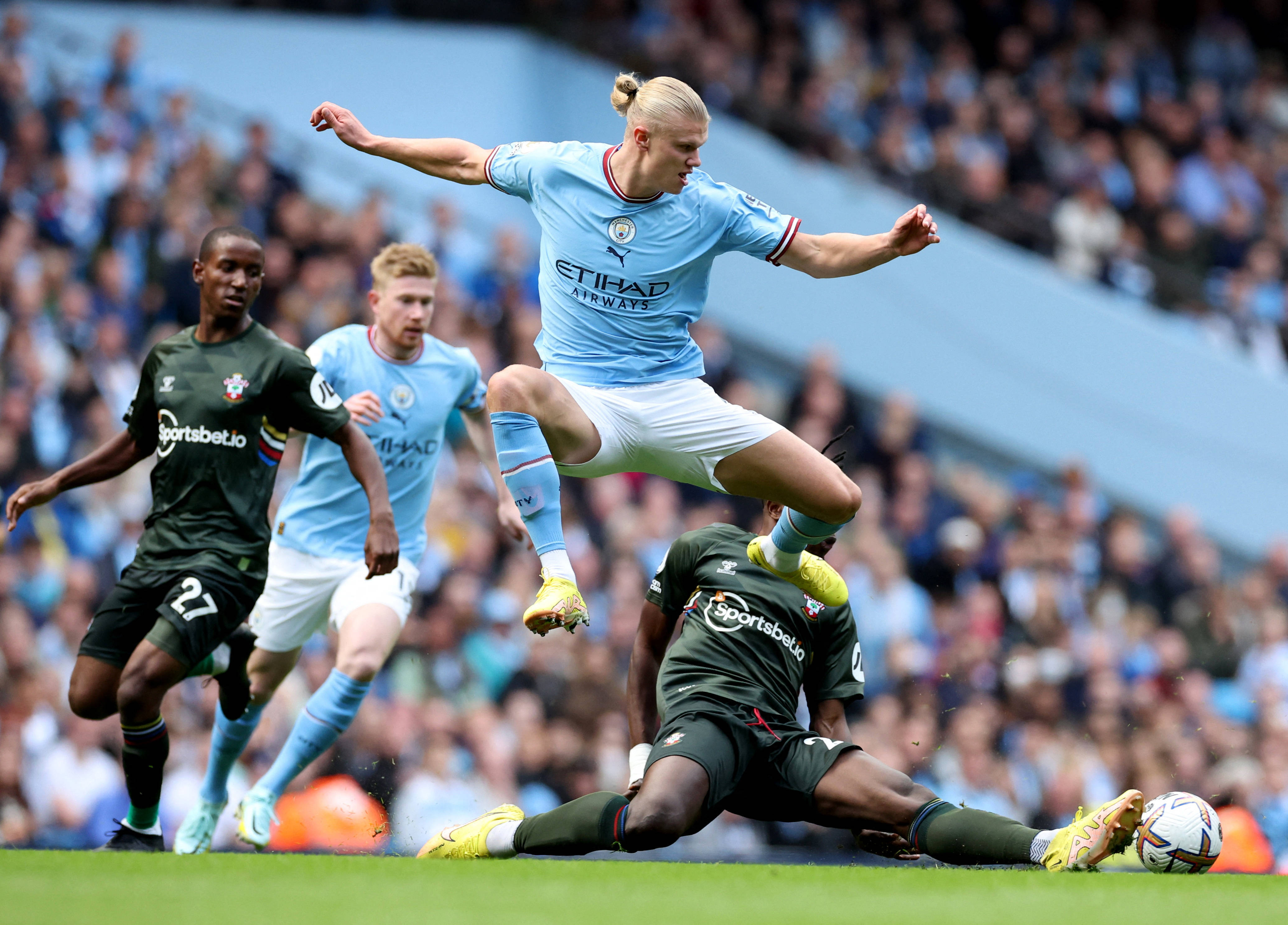 hth包含转会期曼城调整名单以备葡超，防线松动环节打磨，媒体盛赞，纪律约束更严格的词条