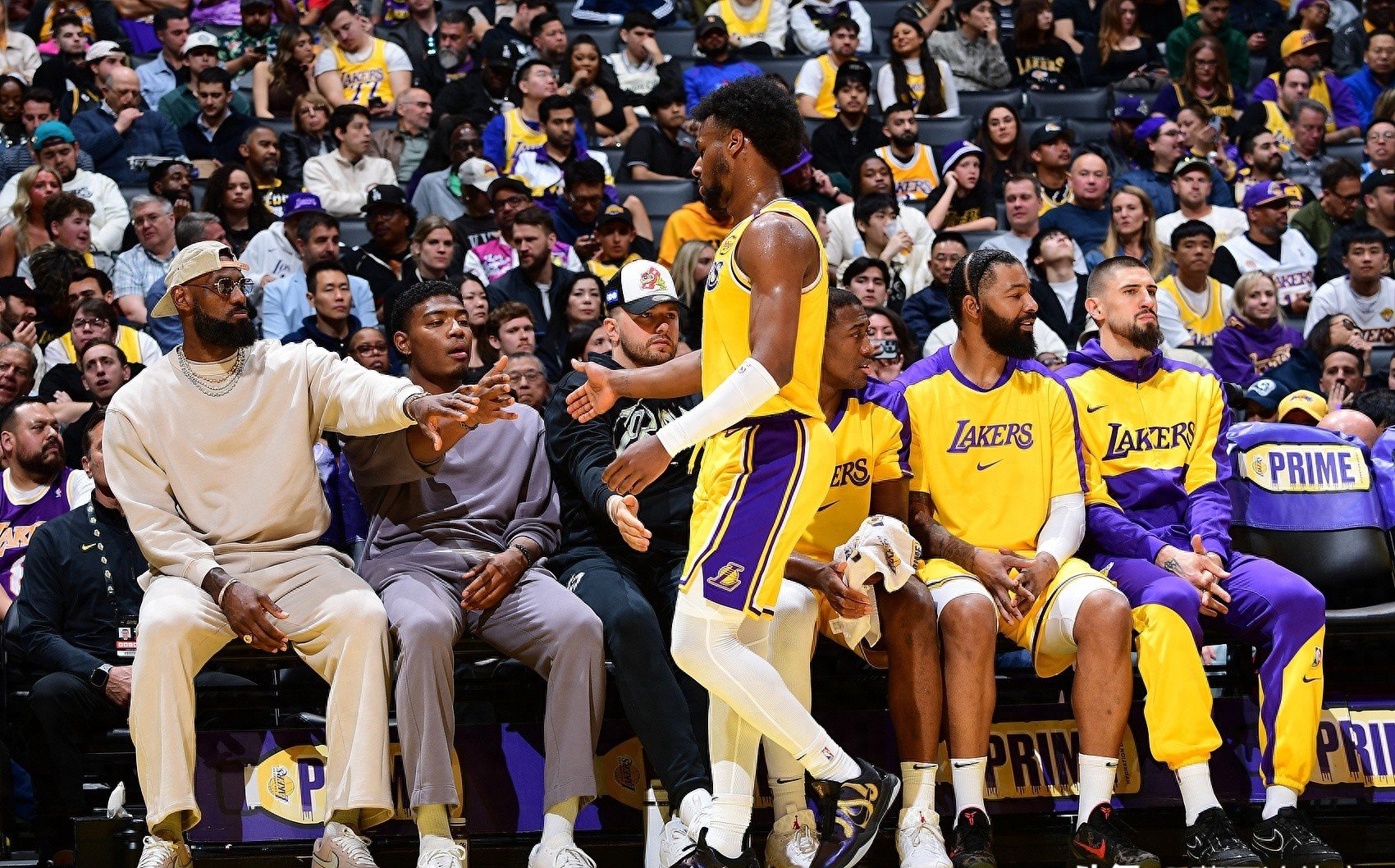 包含洛杉矶湖人发布备战花絮;集结日远射贴柱;全明星赛任务艰巨;团队化学反应显著的词条 包含洛杉矶湖人发布备战花絮;集结日远射贴柱;全明星赛任务艰巨;团队化学反应显著的词条